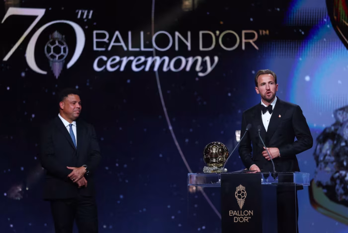 عقب موسم استثنائي.. هاري كين ينتزع الكرة الذهبية لعام 2026 في لندن