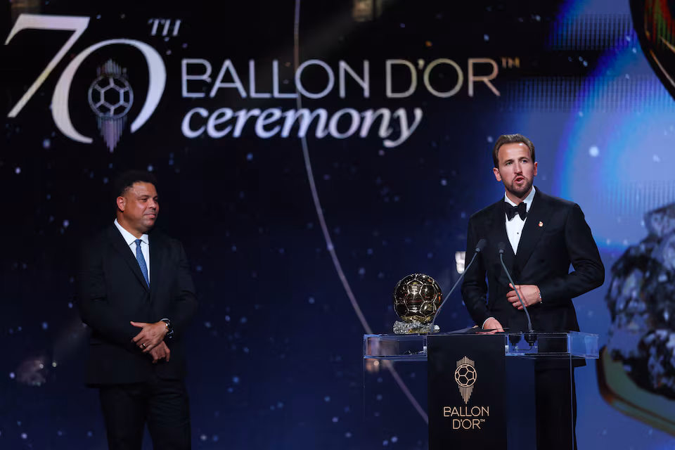 عقب موسم استثنائي.. هاري كين ينتزع الكرة الذهبية لعام 2026 في لندن