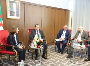 عرقاب مع الرئيسة التنفيذية لشركة "PTT Exploration and Production" التايلاندية، كانيتا ثانيتا سارتواتايو
