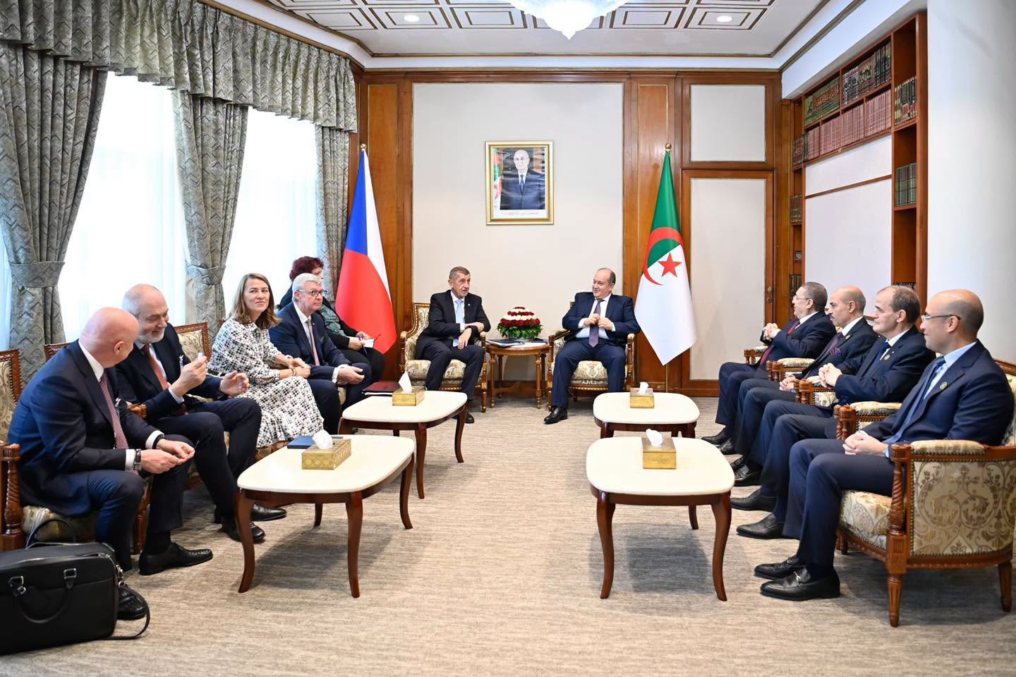 الوزير الأول يجري محادثات ثنائية مع نظيره التشيكي
