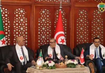 والي الوادي يستقبل وفدًا تونسيًا رفيع المستوى لتعزيز التنمية بالمناطق الحدودية