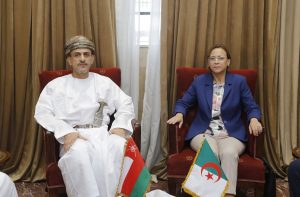 كوثر كريكو مع رئيس هيئة البيئة بسلطنة عمان عبدالله بن علي العمري