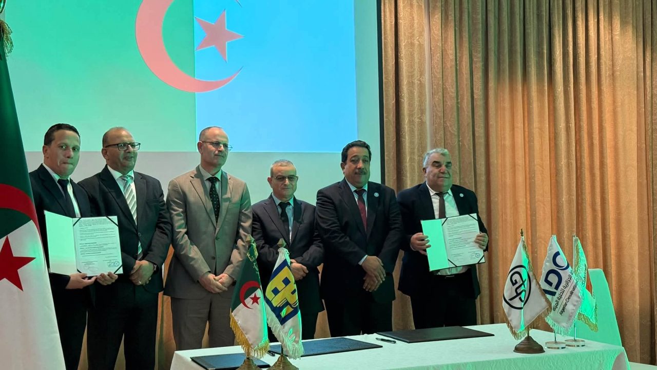 توقيع اتفاقيات شراكة لتطوير ميناء مستغانم ومرافقة مشاريع تحلية مياه البحر 