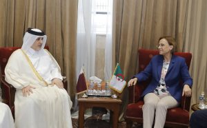 كوثر كريكو مع وزير البيئة والتغير المناخي بدولة قطر عبدالله بن عبدالعزيز بن تركي السبيعي